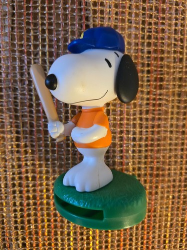 McDonald's 2018 Peanuts Snoop Toy Action Figure's - Picture 2 of 8