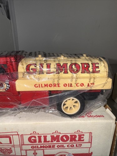 ERTL 1931 INTERNATIONAL GILMORE OIL TANKER COIN BANK DIECAST 1:34 SCALE - BOXED - Picture 4 of 8