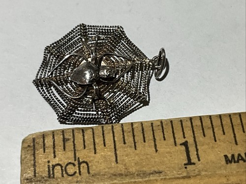 Vintage STERLINGSILBER LCHARM/ANHÄNGER SPINNE & SPINNENNETZ GRATIS SH - Bild 3 von 3