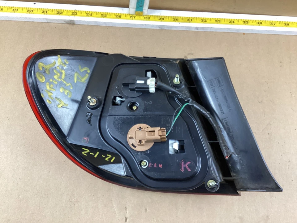 Luz trasera derecha para pasajeros Infiniti I35 2002-2004 montada en cuarto OEM Foto 4 de 4