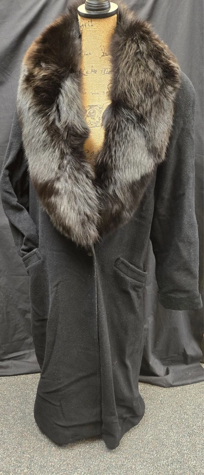 Stunning VTG Cattiva Black Satin-Lined Wool Trench Coat w/ Fur Lapels, 1 Button - Image 2 of 4