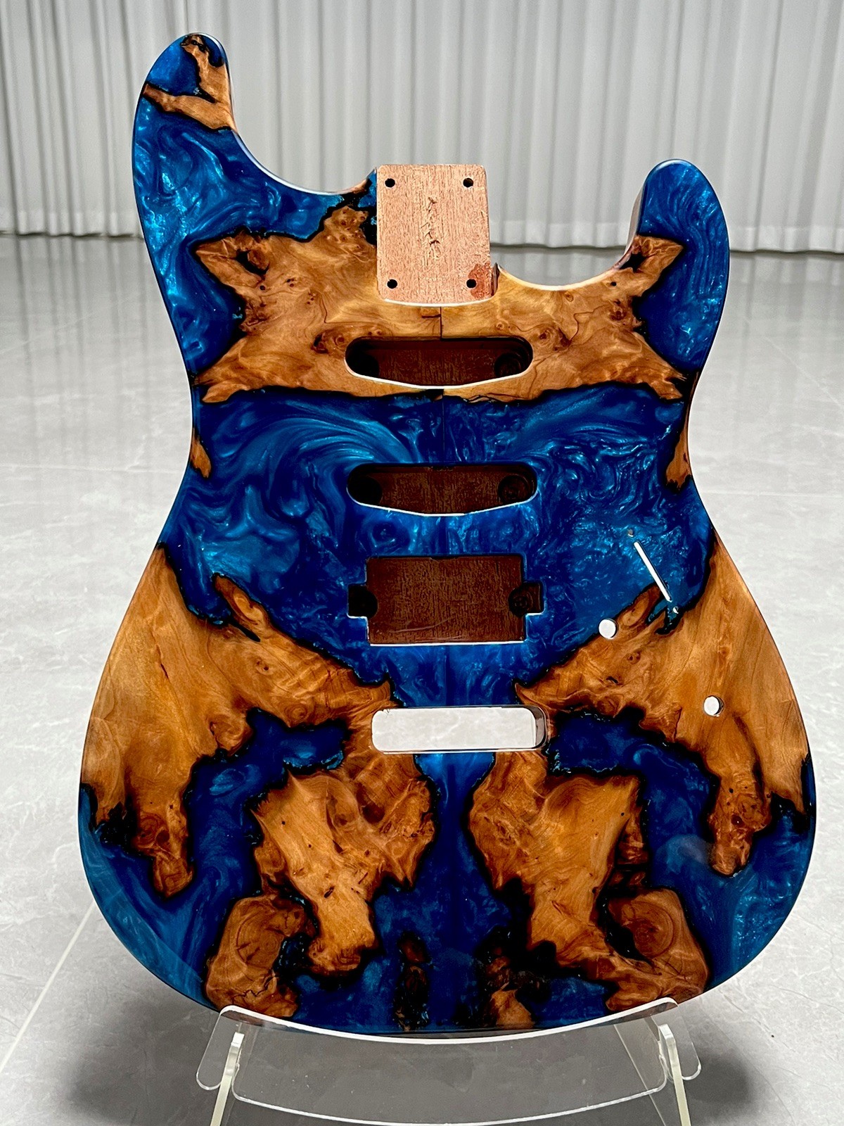 Corpo chitarra 5A fatto a mano resina blu legno mogano burl venatura legno finitura artistica foto 2