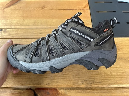 Keen Herren 8,5 Voyageur niedrige Höhe Wanderschuh Stahl G/Scharlachrot - 1027148 - Bild 2 von 8