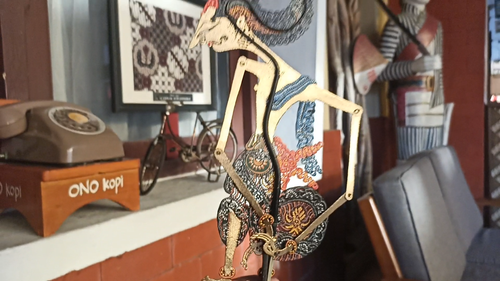 Wayang Kulit Lesmana Pupazzi Ombra Taglia Media con Motivi Batik Tradizionali - Video 1 di 1