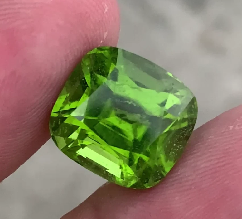 VS 15.95 CT Natural Green Peridot Gemstone Cushion Cut From Pakistan - Image 2 of 2
