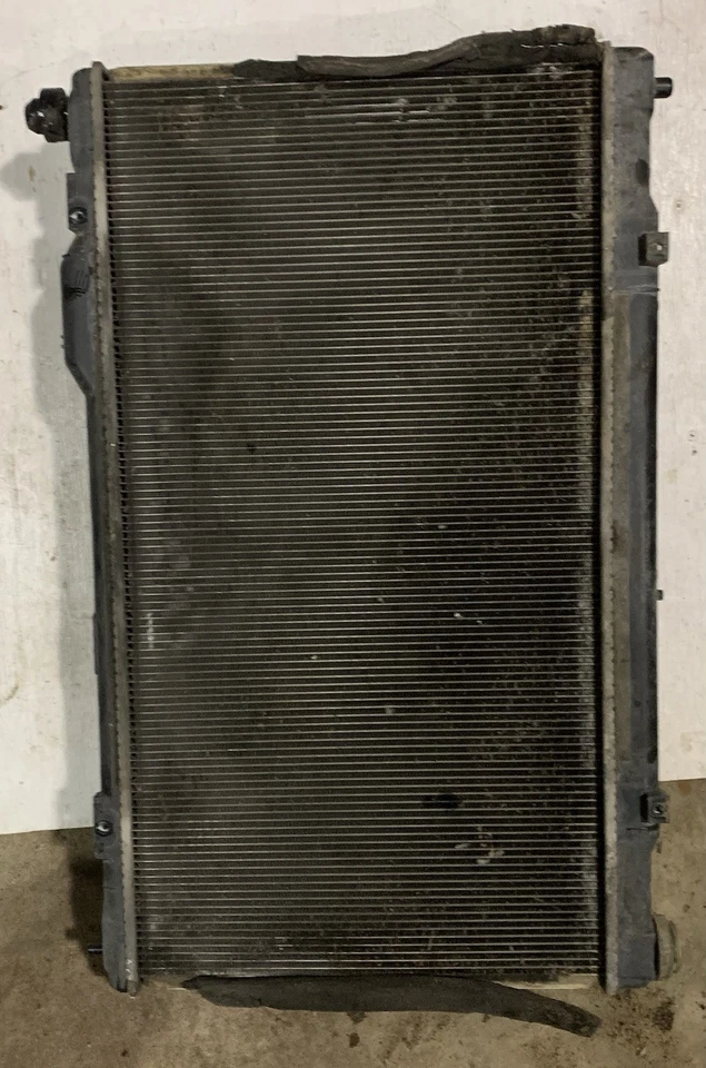 Radiador de refrigeración del motor Lexus IS250 2006-2010 2,5 L AWD con cubierta del motor del ventilador OEM Foto 2 de 4