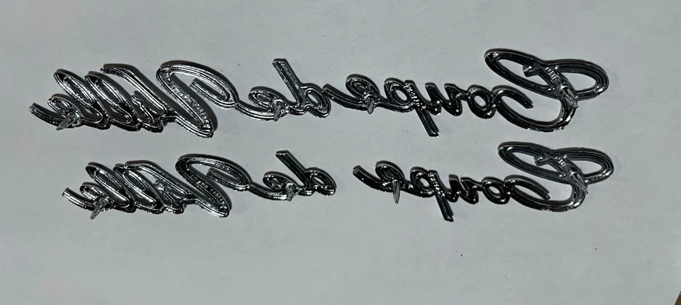 65 66 67 68 69 70 CADILLAC CUPÉ dEVILLE CUARTO PANEL EMBLEMAS PAR 1965-1970 Foto 2 de 2