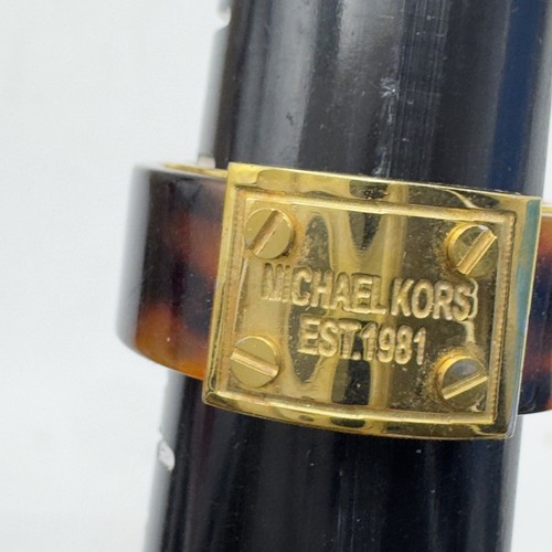 Sz 8 Michael Kors Gold Tone Tortoise Shell Design Band Ring Heritage Logo Plaque - Picture 3 of 9