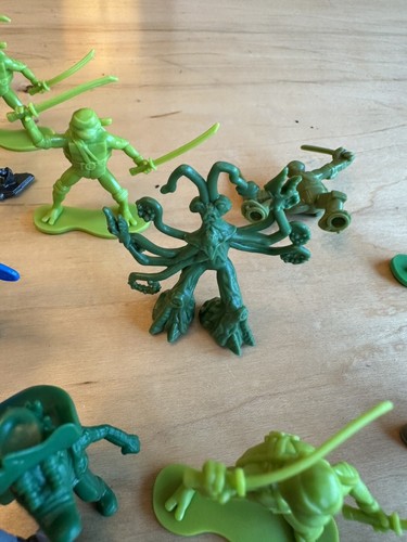 Teenage Mutant Ninja Turtles Mutant Mayhem Bucket of 33 Mini Figures '23 Release - Picture 11 of 18