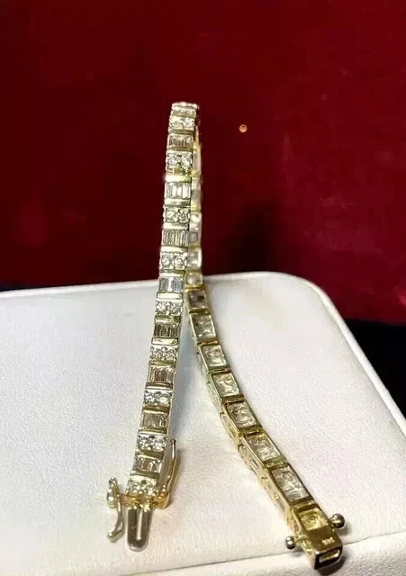 Brazalete de tenis de lujo de diamantes simulados de corte baguette de 9 quilates enchapado en oro amarillo de 14 k Foto 2 de 4