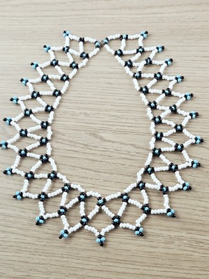 ausgefallene Halskette aus geflochtenen Perlen mit geometrischen Mustern
