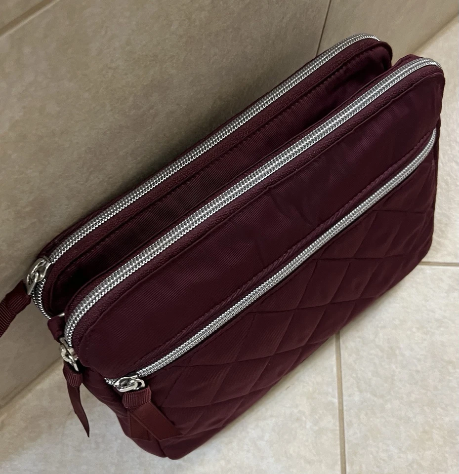 *NUEVO CON ETIQUETAS* Bandolera Performance Twill Vera Bradley Triple Compartimento en Pasas Foto 2 de 4