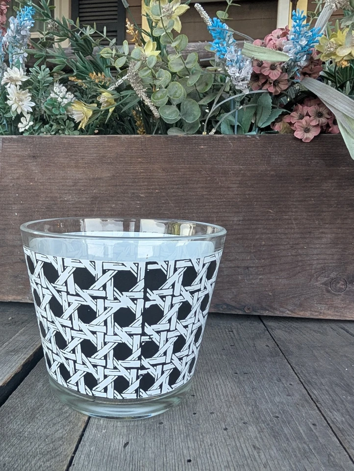 Pequeño cubo de hielo de colección MCM Georges Briard de mimbre blanco y negro con aspecto Foto 2 de 4