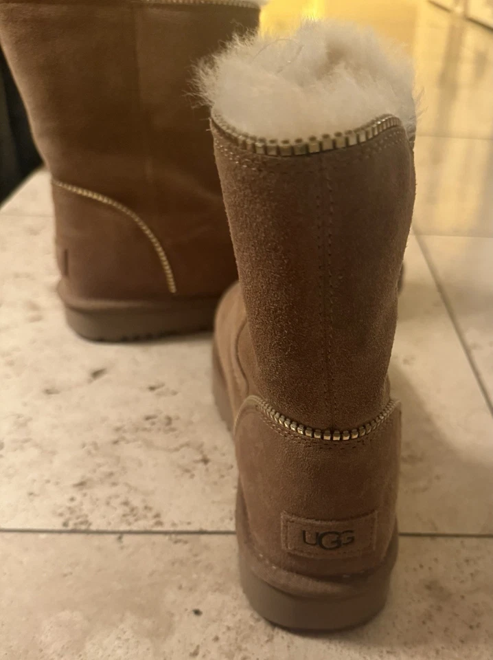 Botas de pele de carneiro UGG (9) CLASSIC SHORT FLORENCE camurça castanha zíper dourado. - Imagem 4 de 4