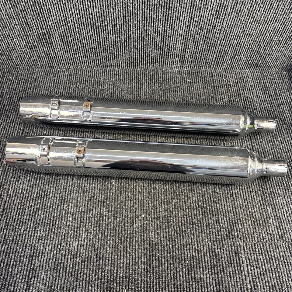 Triciclo Harley Tri Glide 2017-2025 FLHTCUTG 64900244B silenciadores de escape cromados Foto 2 de 4