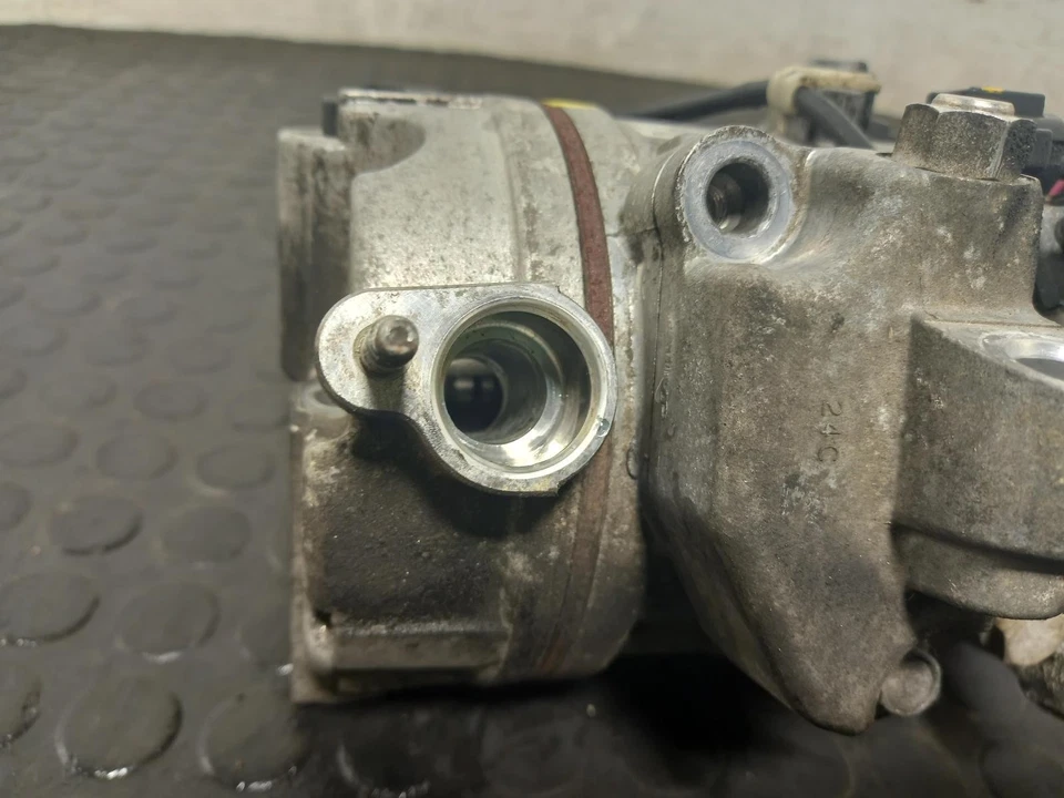 Compresor de aire acondicionado Nissan 370Z 2009-2018 3,7 L VQ37VHR 926001CB0B Foto 3 de 4