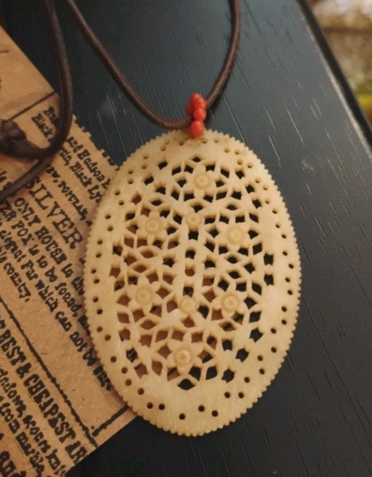 Diseñador CHAN LUU Intrincadamente Detallado Tallado Ovalado Colgante Firmado 16" Collar! Foto 3 de 4