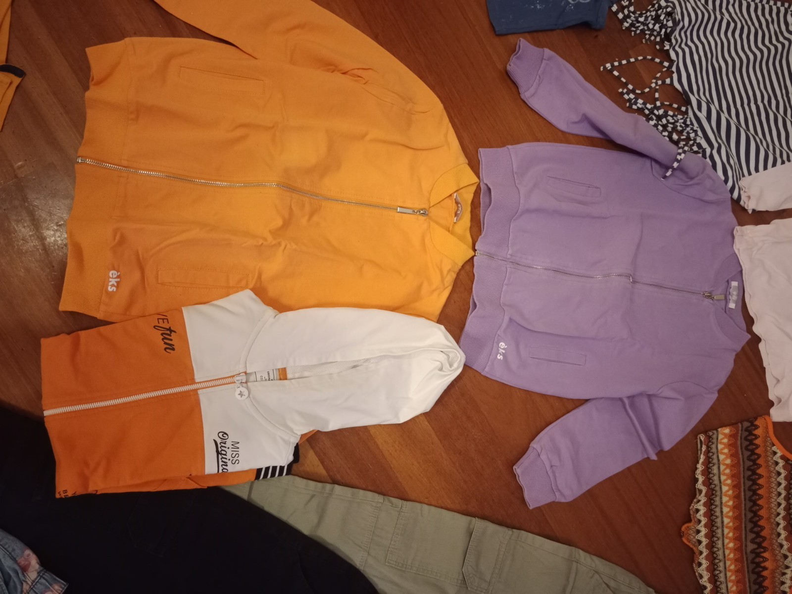 Lotto composto da felpe e pantaloni. - Felpa arancione con zip. - Felpa viola c