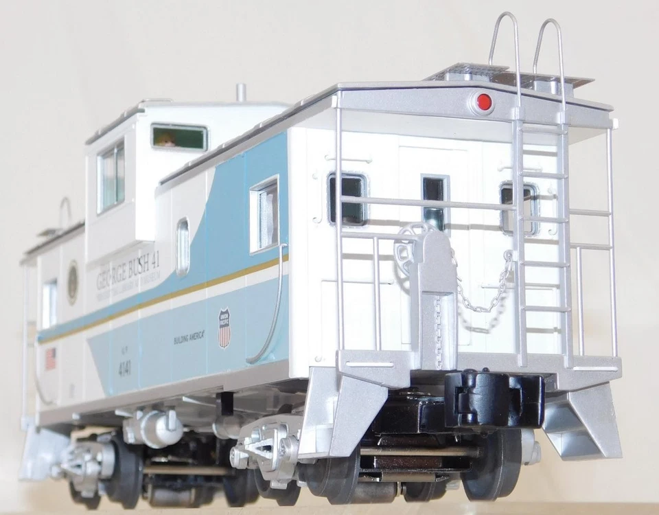 Lionel 6-27660 UP George Bush 41 Extended Vision caboose 1/48 O Scale Smokes - Image 2 of 4
