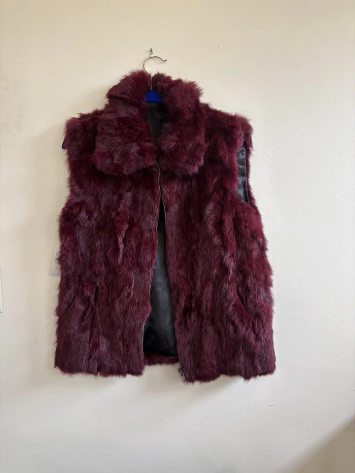 Chaleco Saks Fifth Avenue Nuevo con Etiquetas Piel de Conejo Real Cuello M/L Color Vino, 2 Bolsillos Foto 2 de 4