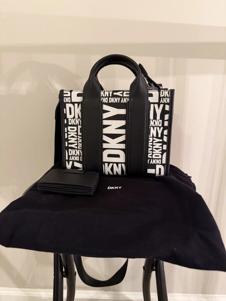 Bolso de Mano DKNY Blanco y Negro Pequeño Holly, Estuche para Tarjetas de Crédito y Bolsa para el Polvo $110.00 Foto 2 de 4