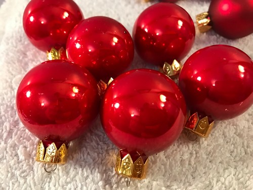 Christmas ornaments set of 12 glass red glossy & matte small balls CH6906 - Picture 4 of 5