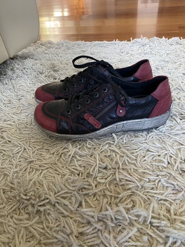 Zapatillas Remonte Cuero Negro Rojo 7.5 Con Cordones - Imagen 2 de 9