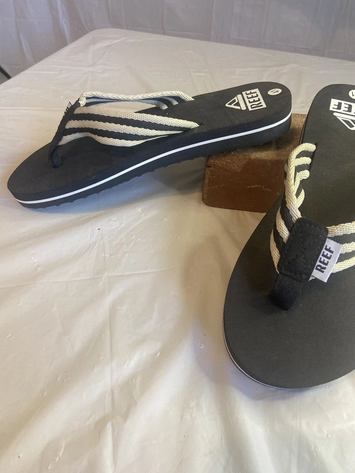Men's Reef Flip Flops- Black with Beige Stripes on Straps- Brand New- Size 8 - Image 3 of 4