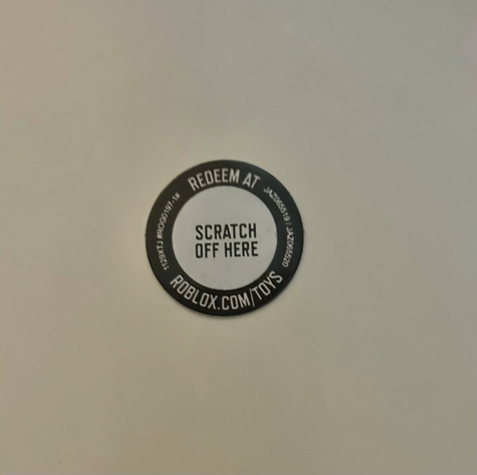 ROBLOX Celebrity Series 9 Starry Eyes Sparkling FACE Toy Code SENT IN