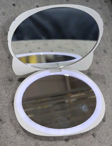 IMPRESSIONS HELLO KITTY KAWAII Compact Mirror with Magnification LED - Picture 2 of 2