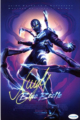 XOLO MARIDUENA SIGNED BLUE BEETLE 8X12 MINI POSTER DRUCK AUTOGRAMM COA ACOA - Bild 1 von 2