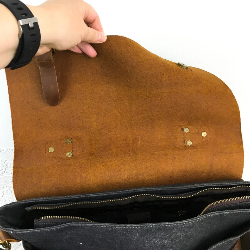 Bolso mensajero de trabajo de viaje para portátil de cuero marrón y tela gris Foto 3 de 4
