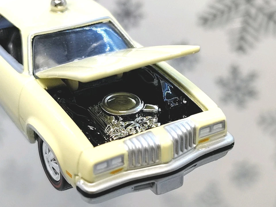1977 Oldsmobile Cutlass Supreme Christmas Ornament Gift 1:64 Muscle Classic Car - Image 2 of 4