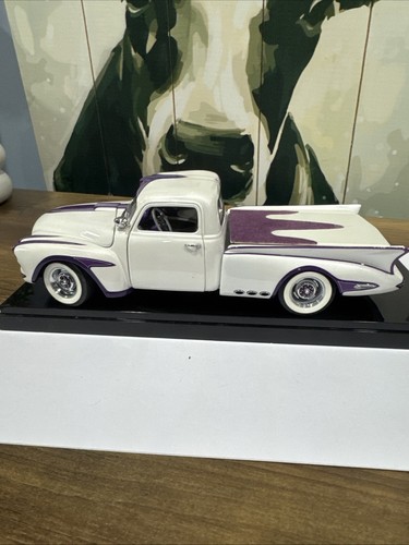 1950 Chevrolet Custom Dream Truck Die Cast Pearl White/Purple 1:24 Danbury #232