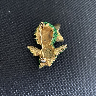 Broche en émail le monde en parfum