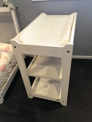 king parrot change table