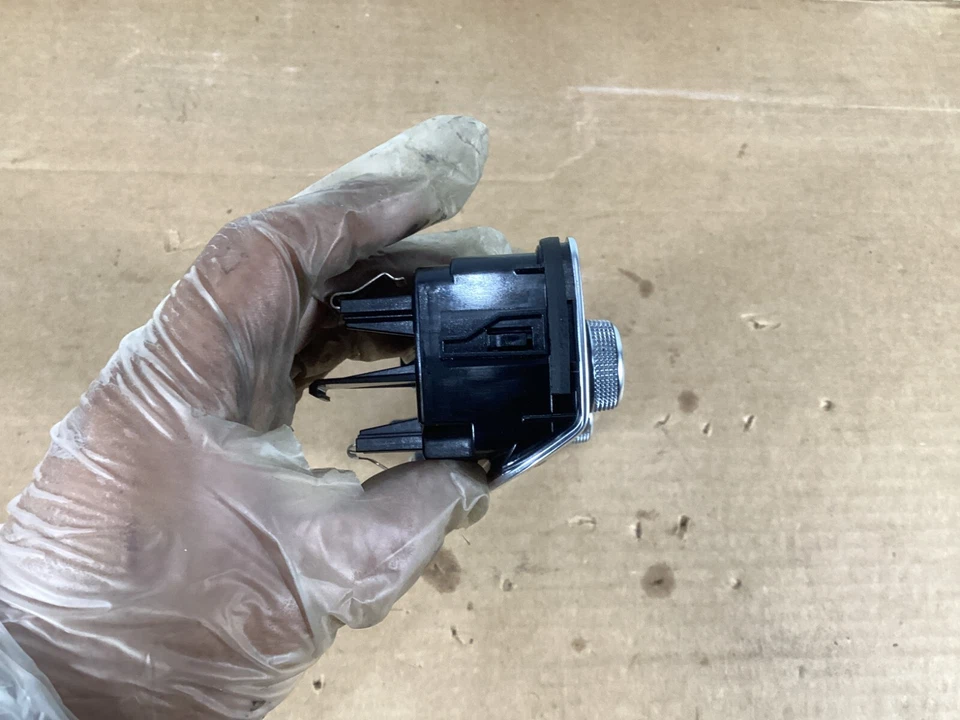 Оригинальный двухзонный климатический регулятор температуры Audi A3 8V0820043D 2015–2017 годов выпуска. - Изображение 3 из 4