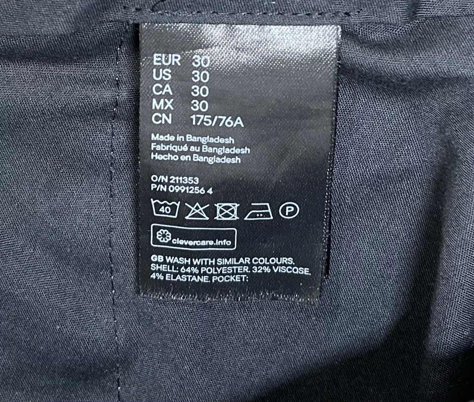 Pantalones chinos a cuadros blancos y negros ajustados de H&M Foto 4 de 4