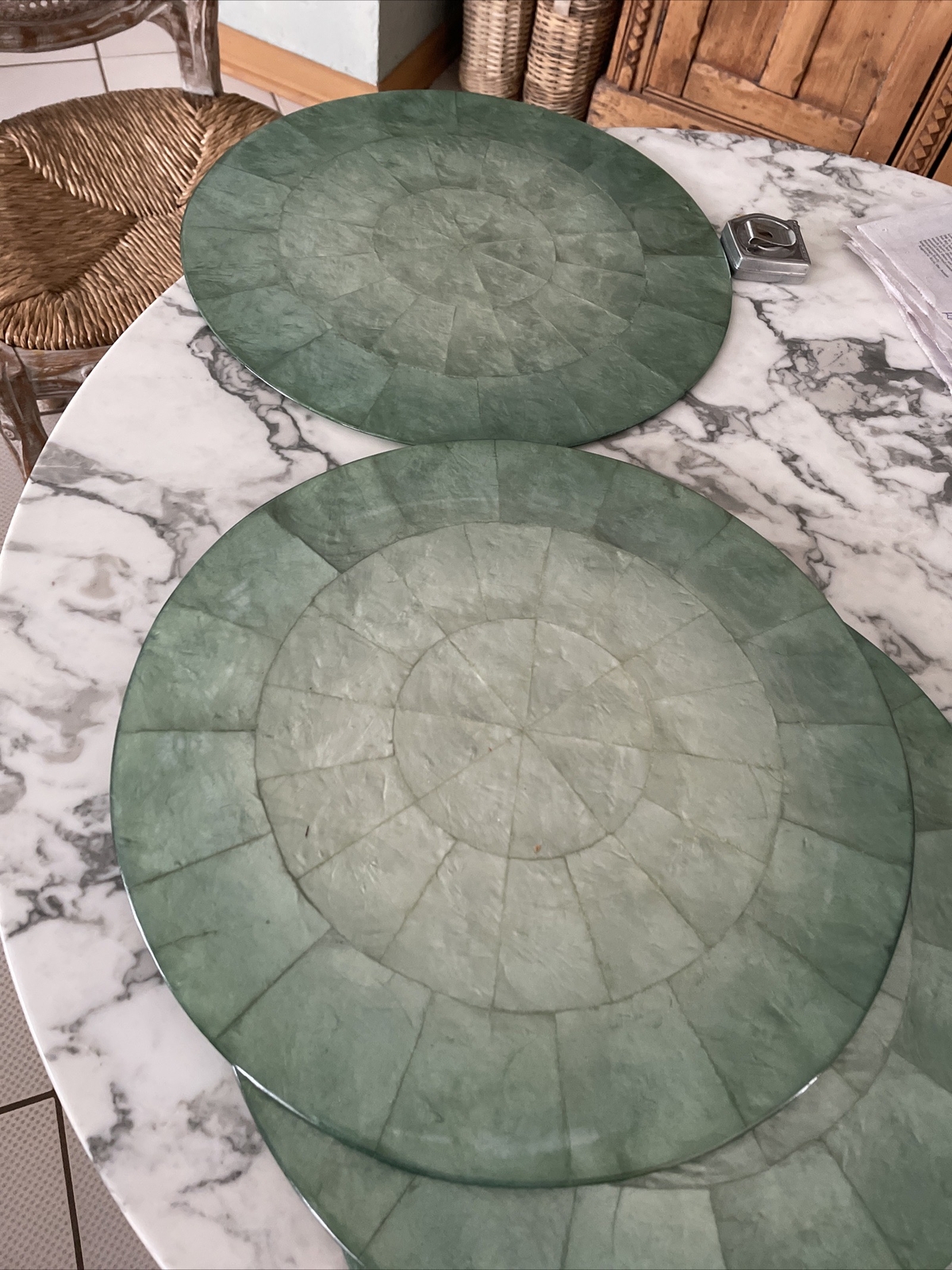 Kim Seybert Placemats Green Shades Ocean Set Of 4 Round 15” Capiz shell