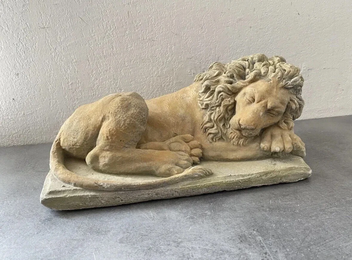 Paire De Statues De Jardin Figurant Des Lions Assis