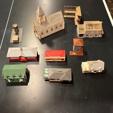 VINTAGE 1940-50s 10 PC LOT OF MODEL TRAIN BUILINGS PLASTICWARE ETC FREE BONUS