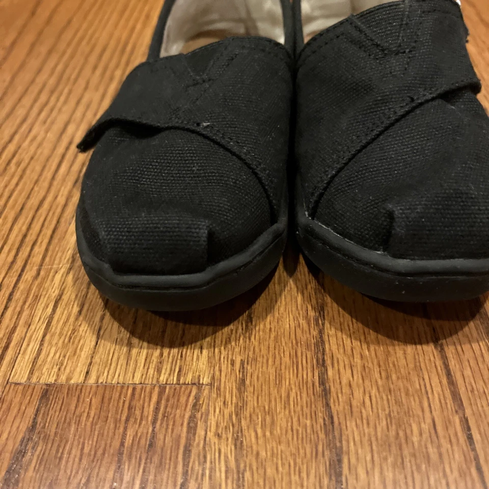 Zapatos sin cordones acolchados de lona de alpargata TOMS para niños pequeños talla 10T negros unisex Foto 3 de 4