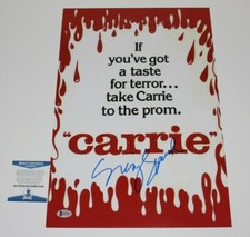 ACTRESS SISSY SPACEK HAND SIGNED 'CARRIE' 12x18 MOVIE POSTER BECKETT COA PROOF
