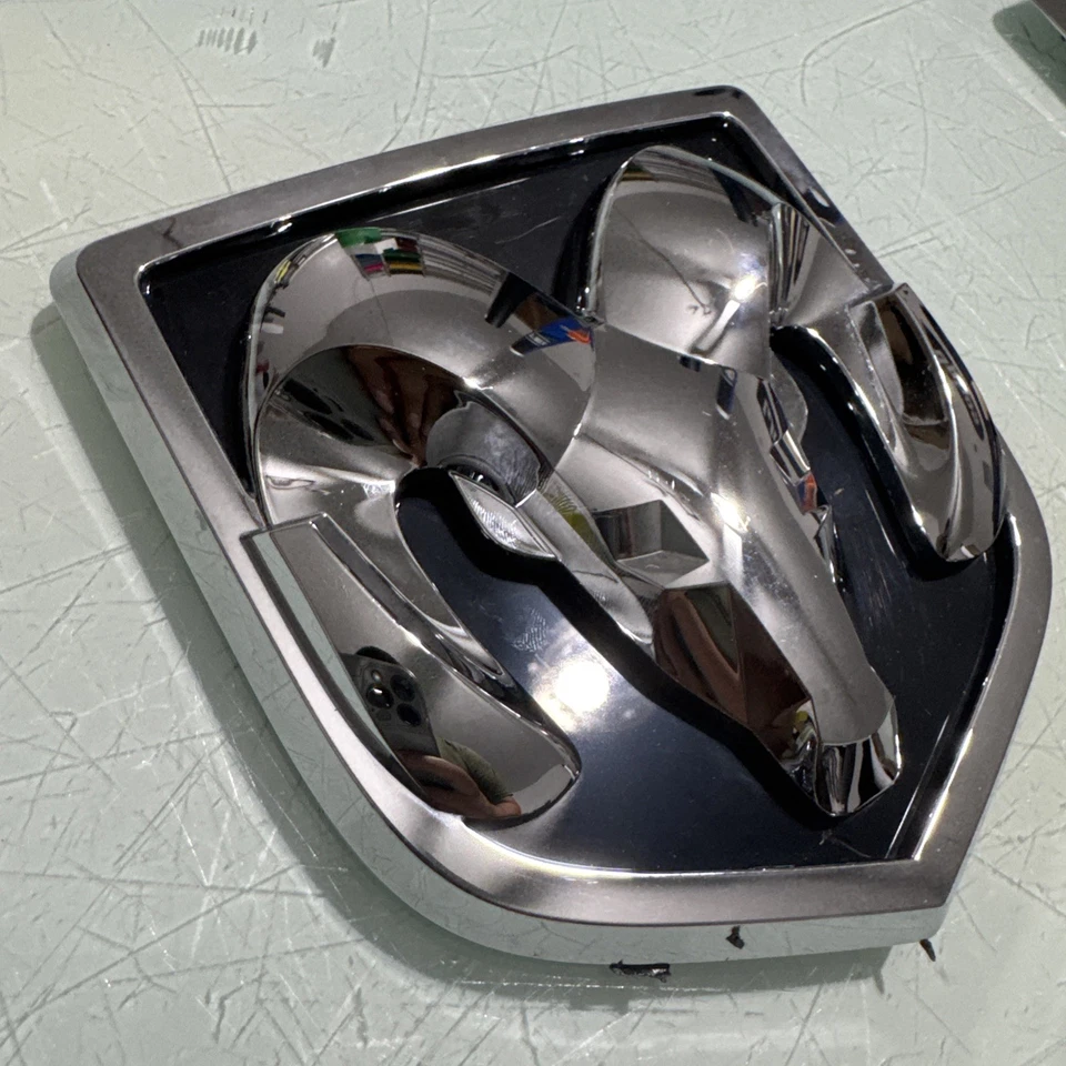 PROMASTER 1500 2500 3500 PUERTA TRASERA CARNERO CABEZA MEDALLÓN EMBLEMA INSIGNIA 68169766AA Foto 3 de 4