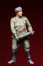 1/35 Scale WWII Soviet Tank Crew Resin Figure Carrying Shell Model Kit