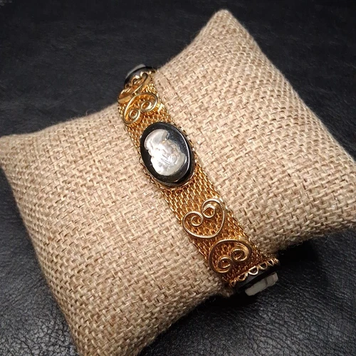Vintage Glass Cameo Lady Mesh Bracelet Gold Tone. 14.787