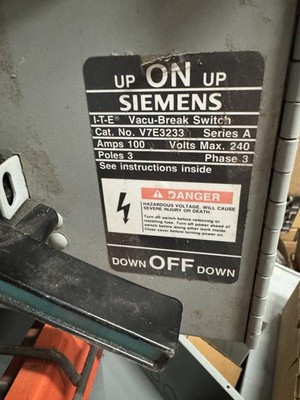 Siemens V7E3233 Load Break Switch 3-Pole 100A 221-250V AC Panel Mount