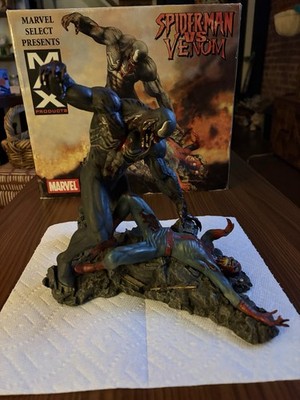 Diamond Select Marvel Select Spider-Man vs Venom Statue COA #1106