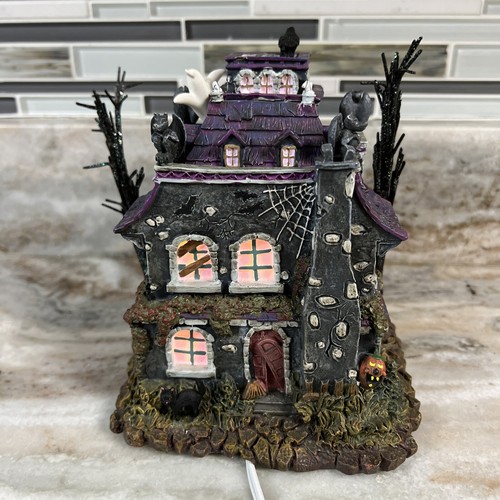 Hawthorne Village The Munsters “Grandpa's Touch of Transylvania Hotel” W/COA - Picture 6 of 9