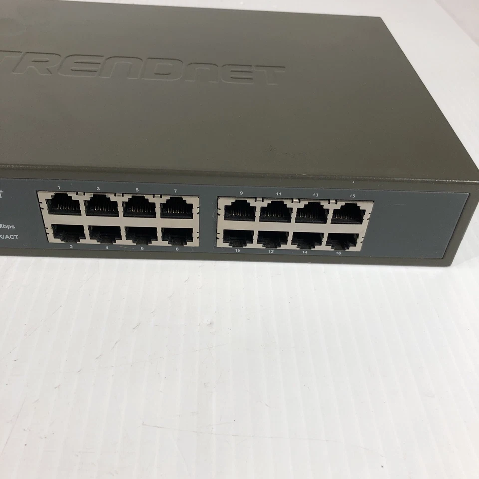 TrendNet TE100-S16R 16 port 10/100 Fast Ethernet Switch - Image 3 of 4